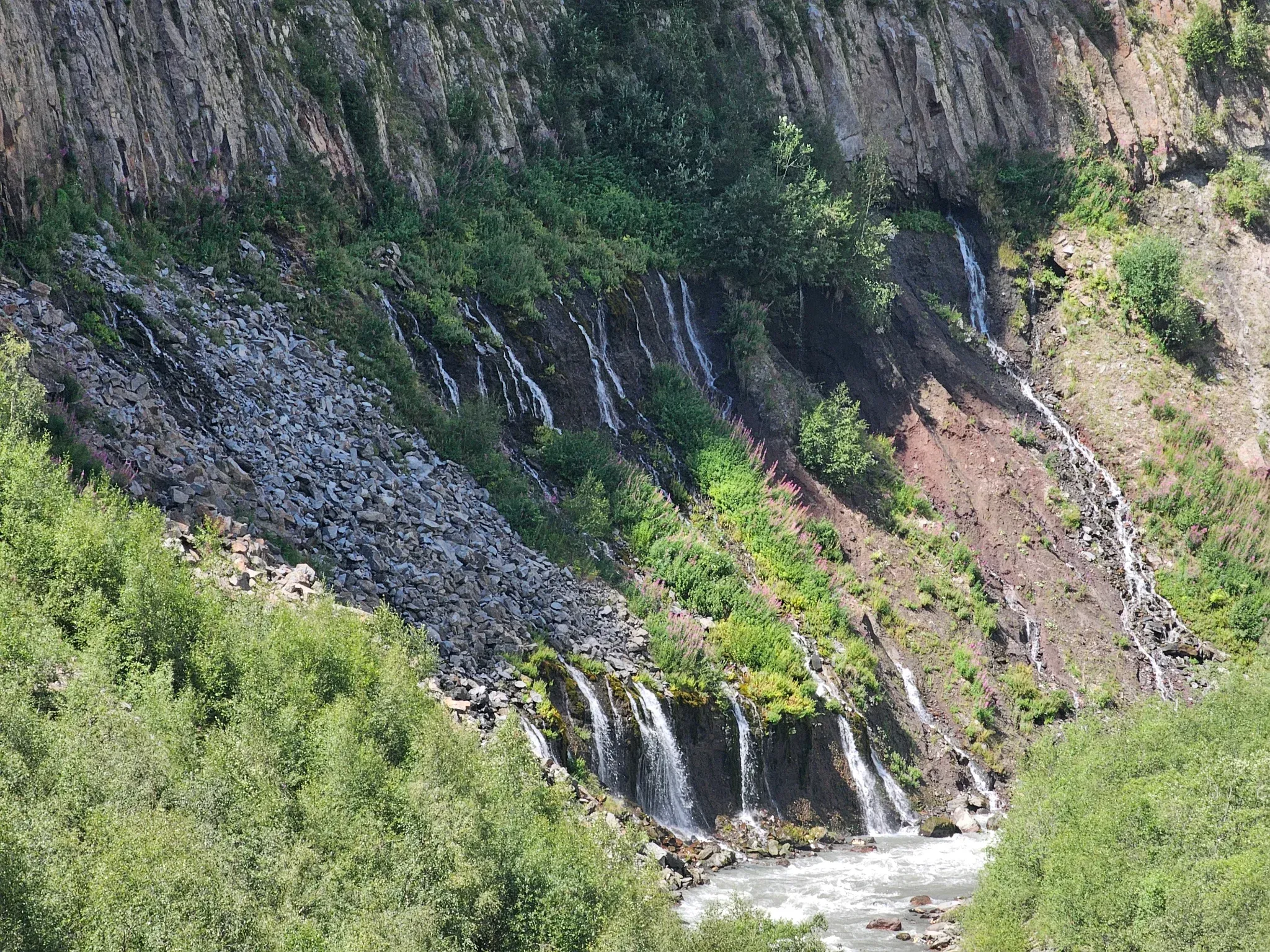Небольшие водопадики со скалы.