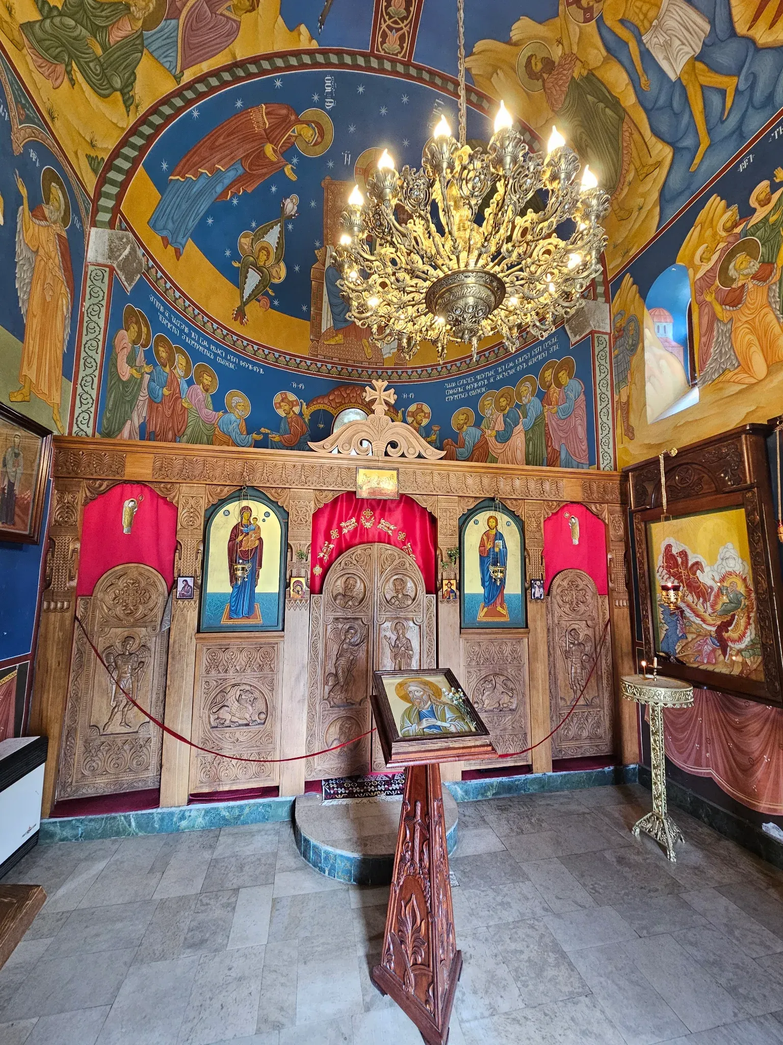 Внутри церкви.